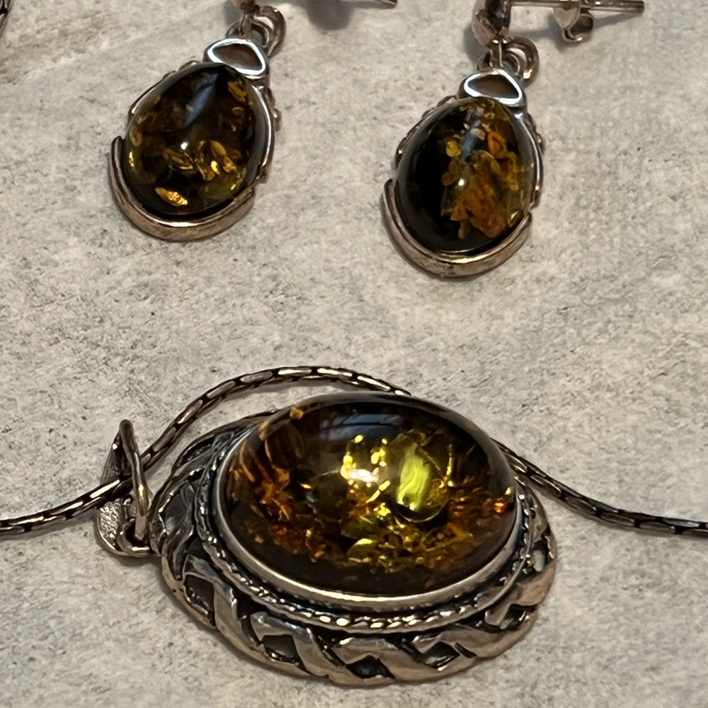 Sterling silver necklace and earring set with green amber - Picture 3 of 7